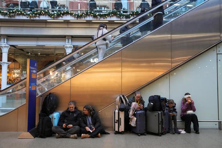 תחנת רכבת ב לונדון בריטניה בצל שיבושי ענק בשירות יורוסטאר ב מנהרת התעלה