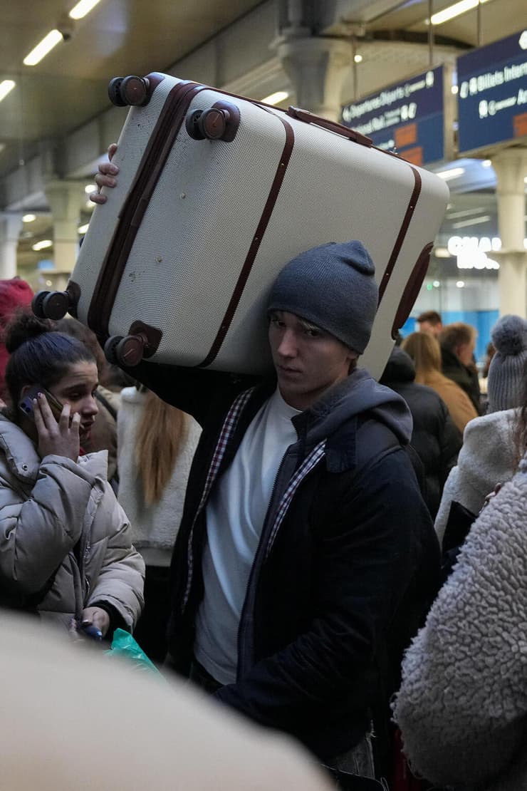תחנת רכבת ב לונדון בריטניה בצל שיבושי ענק בשירות יורוסטאר ב מנהרת התעלה