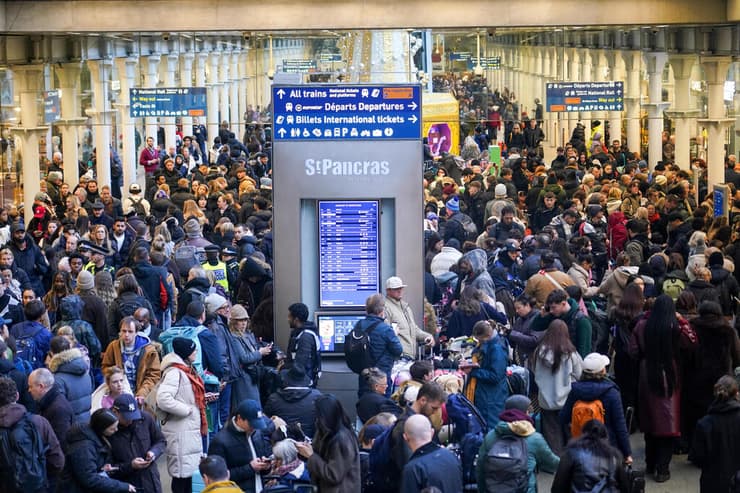 תחנת רכבת ב לונדון בריטניה בצל שיבושי ענק בשירות יורוסטאר ב מנהרת התעלה