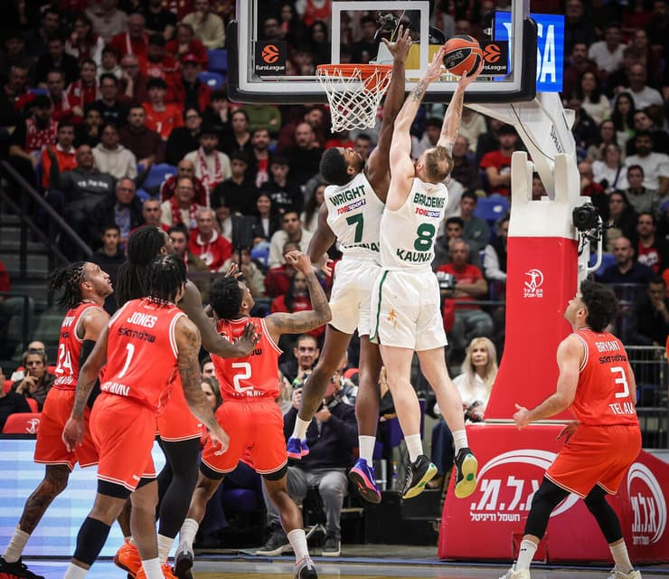 השאיר את ז'לגיריס קרובה ברבע הראשון. ברזדייקיס קולע (צילום: עוז מועלם) איגנאס ברזדייקיס קולע