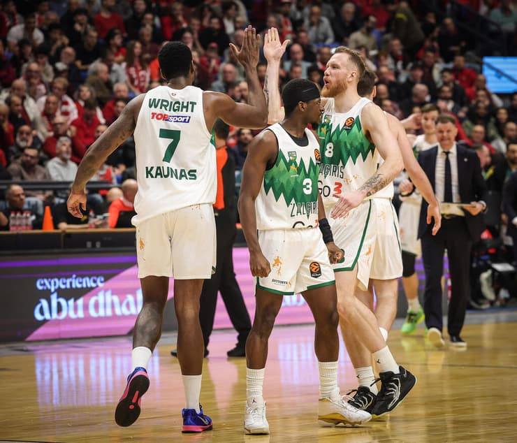 שחקני ז'לגיריס חוגגים בהיכל