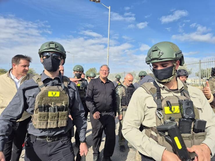 בן גביר עם כוחות משטרה בתראבין