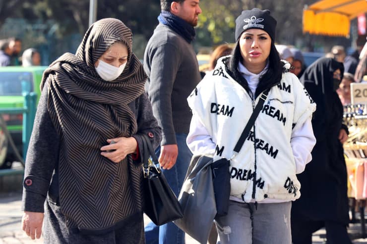 איראניות צועדות בקור של הבירה, היום. מוסדות ציבור נסגרו, לפי השלטון בגלל מזג האוויר (צילום: ATTA KENARE / AFP) איראן אחרי ה הפגנות כיכר ב טהרן