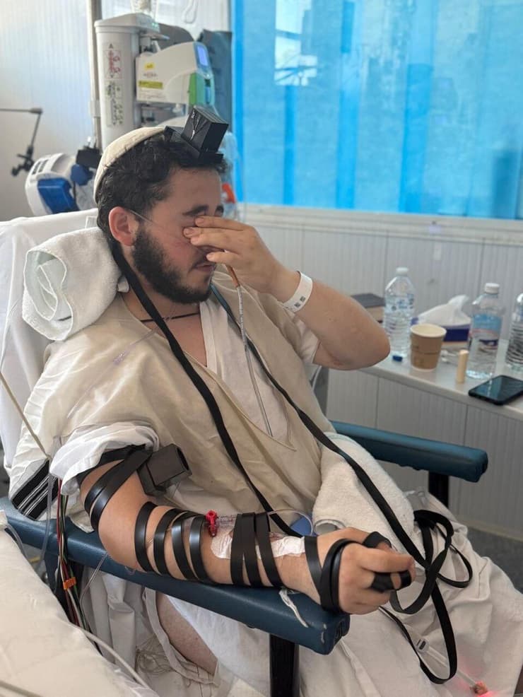 ניצל בנס. לייבל לזרוב קורא "שמע ישראל" במיטה בבית החולים