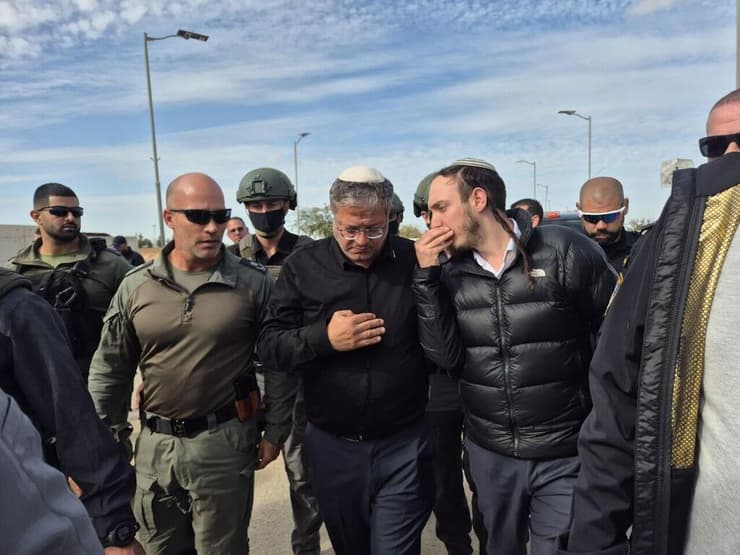 מפקד המשמר הלאומי ניצב נחשון נגלר ליד השר ומפקד המרחב קליין