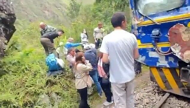 נוסעים בצד הדרך, ליד אחת הרכבות שהתנגשו, אמש בפרו פרו תאונת רכבות בדרך ל מ'אצו פיצ'ו