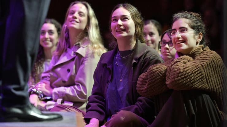 מתוך הקונצרט ״צ׳ייקובסקי בקטנה״ בביצוע הפילהרמונית הישראלית (צילום: יוסי צבקר) מתוך הקונצרט ״צ׳ייקובסקי בקטנה״ בביצוע הפילהרמונית הישראלית