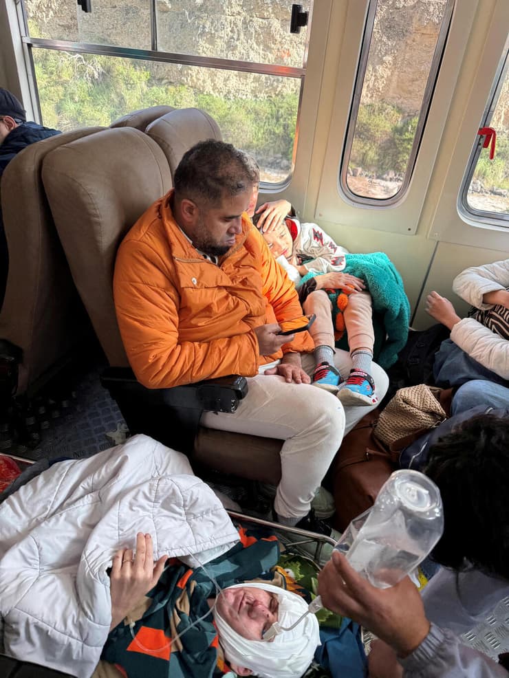 מטפלים בפצועים בתוך הקרונות (צילום: Obtained by Reuters/via REUTERS) פרו תאונת רכבות בדרך ל מ'אצו פיצ'ו