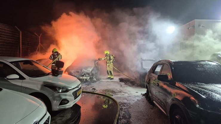 חמישה רכבים עלו באש בישוב להבים