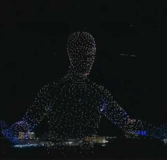 עוד ממופע הרחפנים שם מופע רחפנים ב איחוד האמירויות חגיגות שנה חדשה 2026