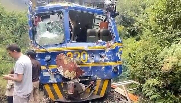 סימני ריסוק על אחת הרכבות פרו תאונת רכבות בדרך ל מ'אצו פיצ'ו