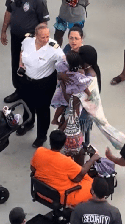 דרמה בנמל: האימא הצילה את הילדה שנפלה למים