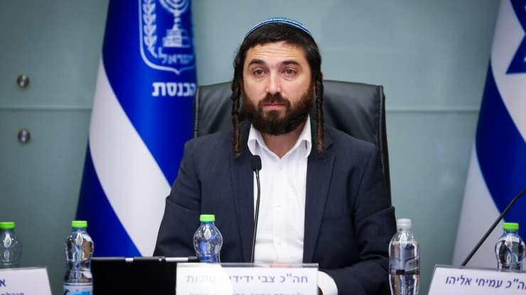 בנו של לוי - יועץ של ח"כ סוכות (צילום: דוברות הכנסת, נועם מושקוביץ) ועדת החינוך