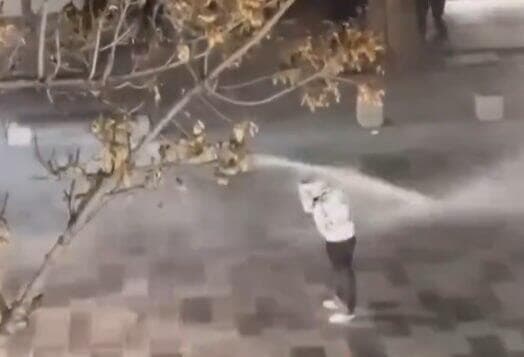 מכתז"ית יורה מים על מפגין בהמדאן, הערב איראן הפגנות מהומות הפגנה ב המדאן