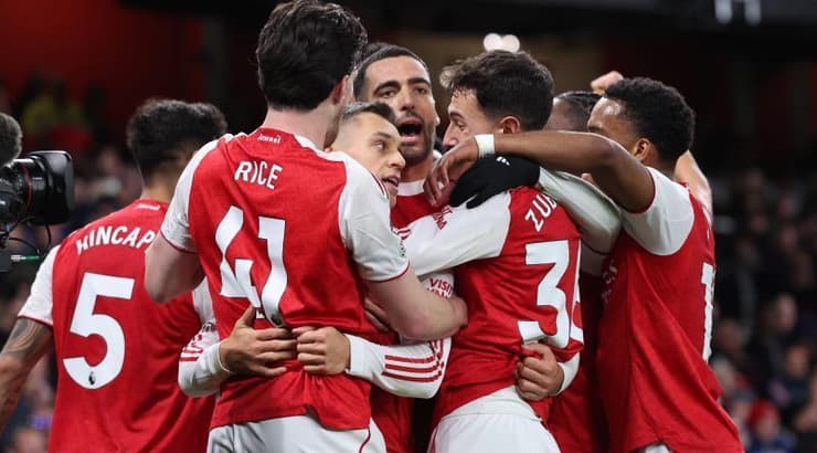 שחקני ארסנל חוגגים (IMAGO) שחקני ארסנל חוגגים