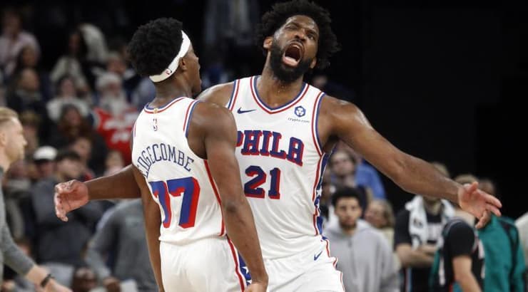 ג'ואל אמביד ו-וי.ג'יי אדג'קומב חוגגים