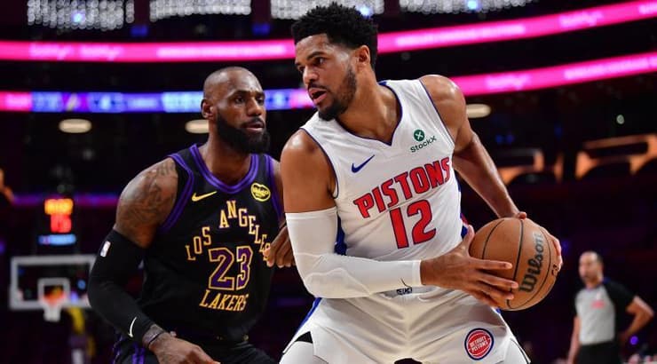 לברון ג'יימס שומר על טוביאס האריס