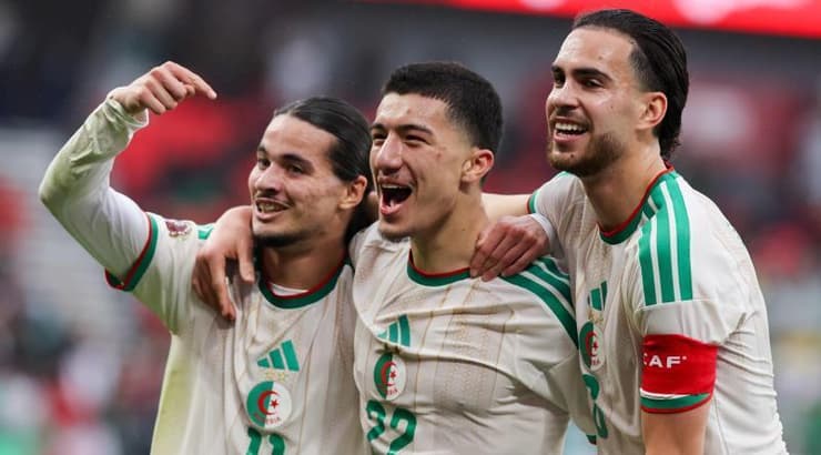 שחקני נבחרת אלג'יריה חוגגים