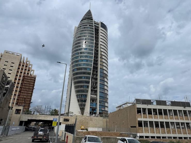 זירת נפילה שניה, בניין הטיל בקרית הממשלה