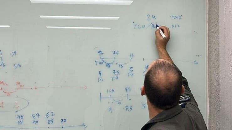 רק בגיחה השנייה הבחין במה שמתרחש בקיבוצים. רס"ן ע' (צילום: דובר צה"ל ) רס"ן ע', טייסת 119 בבסיס רמון