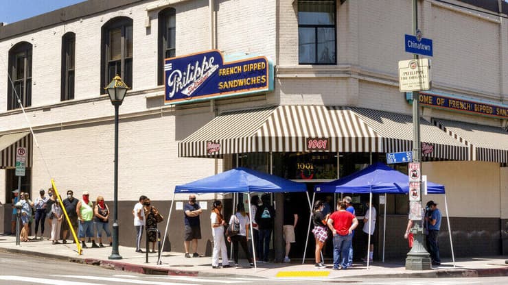 תורים מול מסעדה בארה"ב. הבאזז עולה נוכח ההזדמנות האחרונה לאכול במקום (צילום: AP) תורים מול מסעדה בארה"ב