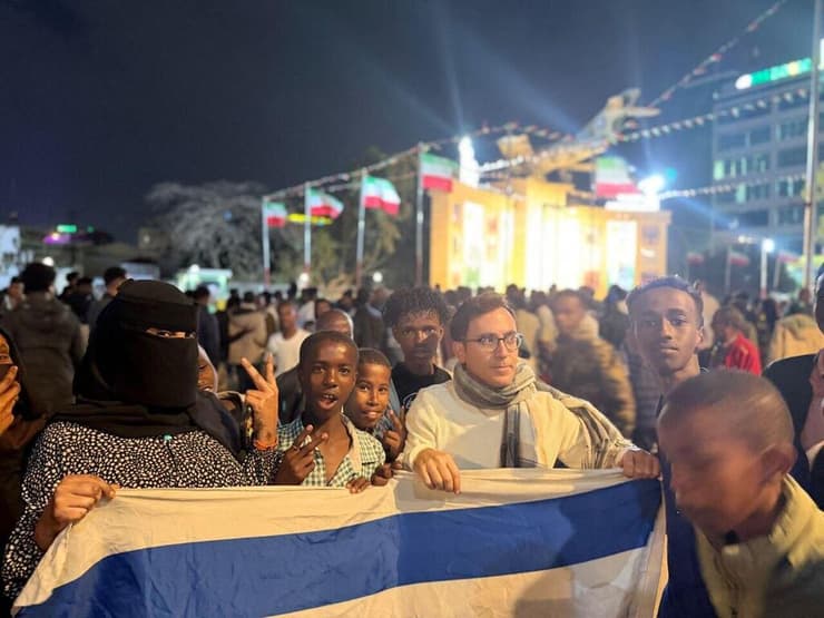 הרב יוסף גרמון ותושבי סומלילנד עם דגל ישראל