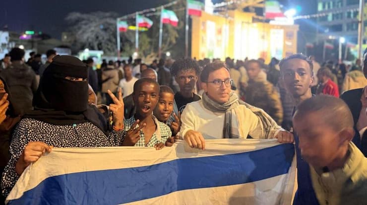 הרב יוסף גרמון ותושבי סומלילנד עם דגל ישראל