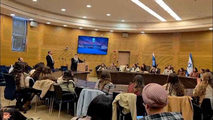 יצחק גולדקנופף עם תלמידות כיתה י"ב מאולפת רעיה בכנסת