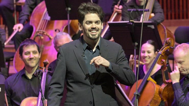 מתוך הקונצרט ״צ׳ייקובסקי בקטנה״ בביצוע הפילהרמונית הישראלית (צילום: יוסי צבקר) מתוך הקונצרט ״צ׳ייקובסקי בקטנה״ בביצוע הפילהרמונית הישראלית