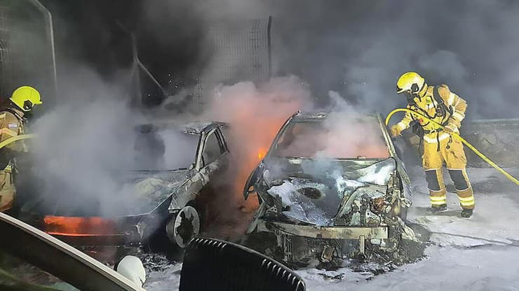 הרכבים בלהבים הוצתו בתור נקמה על פעילות המשטרה בתראבין פעולות כיבוי האש במקום | צילום: כבאות והצלה לישראל