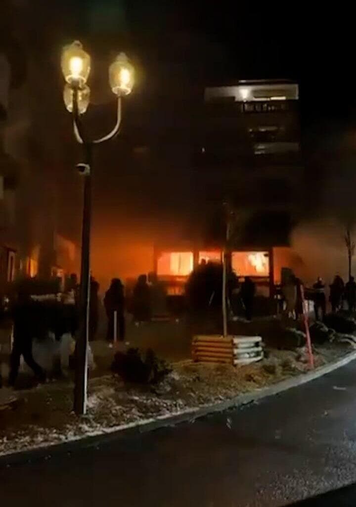 זירת פיצוץ בבר ב קראנס-מונטנה שווייץ עיירת סקי ב האלפים השווייצריים