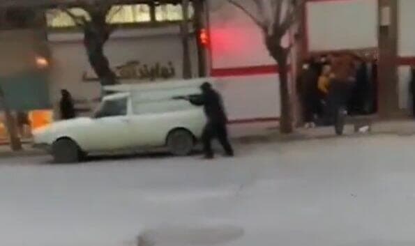 איראן הפגנות נגד המשטר תיעוד לכאורה של ירי ברחוב ב נהבאנד