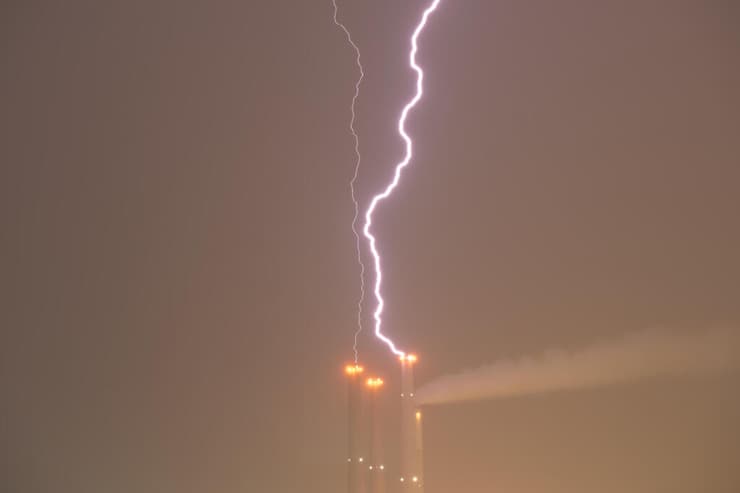  ברק מכה את תחנת הכוח בחדרה