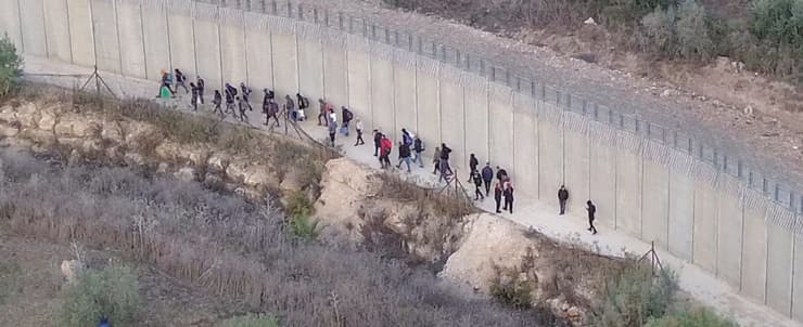 תיעוד מרחפן של פלסטינים לפני חציית הגדר באזור המועצה האזורית מנשה