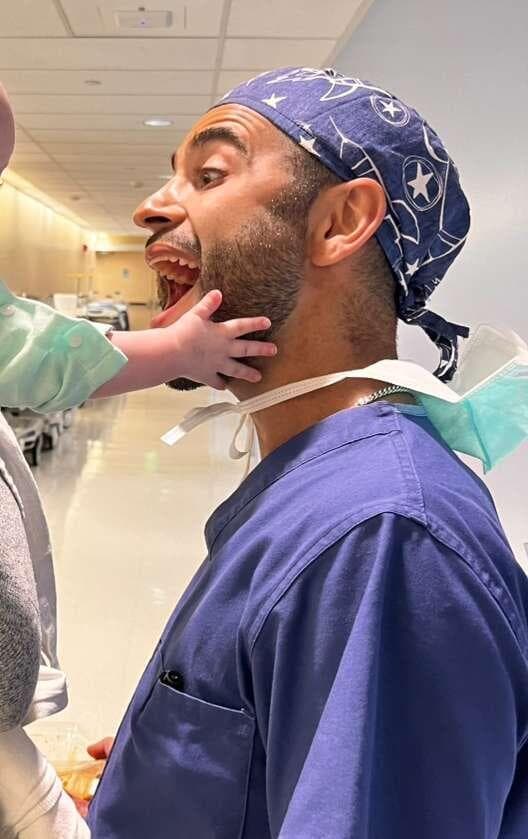 דניאל ברל בעבודתו כרופא (צילום: מהאלבום הפרטי) דניאל ברל בעבודתו כרופא