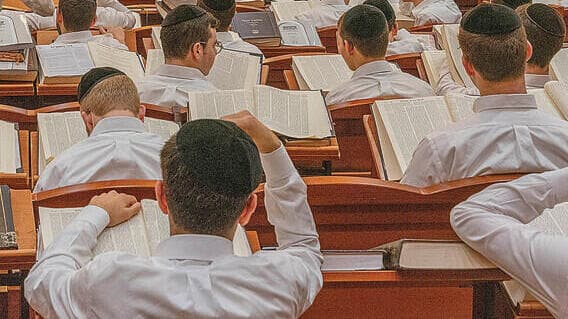 ויכוח עז. תלמידי ישיבה בירושלים