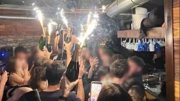 חוגגים עם זיקוקים על שמפניות. לפני האסון בשווייץ המסיבה באתר הסקי בשווייץ לפני האסון