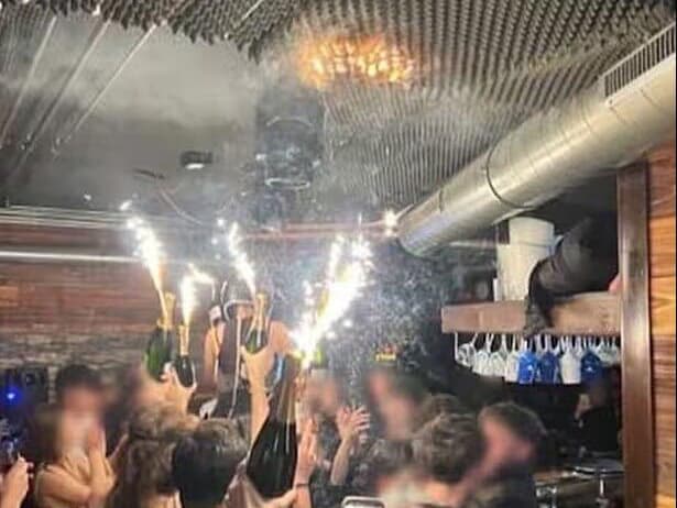 אש אוחזת בתקרה שנועדה לבודד רעש. הזיקוק היה קרוב מדי המסיבה באתר הסקי בשווייץ לפני האסון