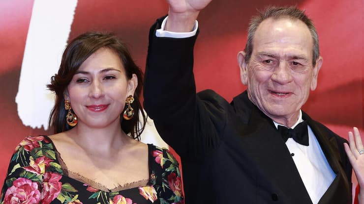 טומי לי ג'ונס עם בתו, ויקטוריה (משמאל)