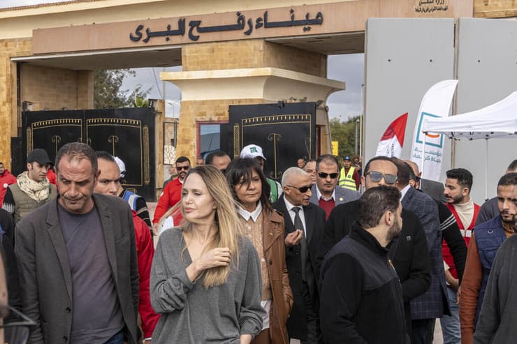 אנג'לינה ג'ולי מבקרת בצד המצרי של מעבר רפיח