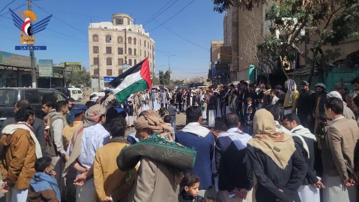 הפגנת תמיכה בסומליה שהתקיימה היום בצנעא, עם דגל פלסטין הפגנת תמיכה בסומליה שהתקיימה בצנעא