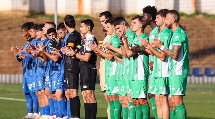 שחקני הפועל כפר סבא ומכבי פתח תקווה בפתיחה