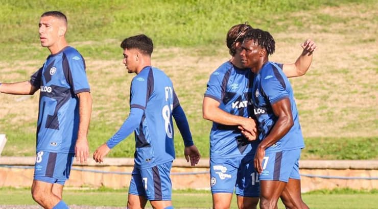 שחקני מכבי פתח תקווה חוגגים