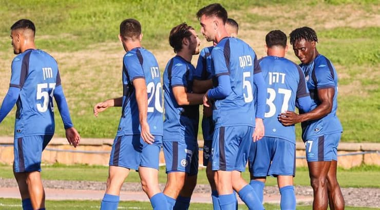 שחקני מכבי פתח תקווה חוגגים