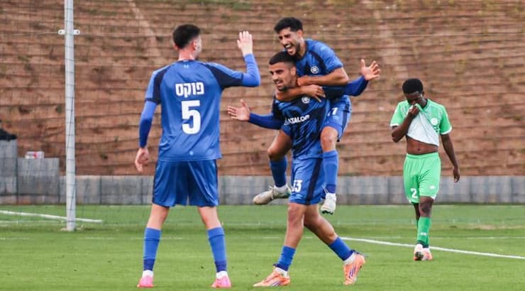 שחקני מכבי פתח תקווה חוגגים