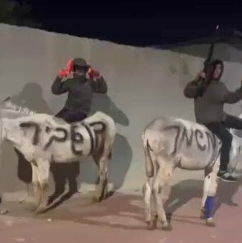 "מסרנו את הנשק לבן גביר". ילדים מהנגב לועגים לשר (ללא קרדיט מחסן שעלאן) ילדים מהנגב כתבו את שמו של השר לביטחון לאומי על חמורים ורכבו אליהם עם נשקים מפלסטיק