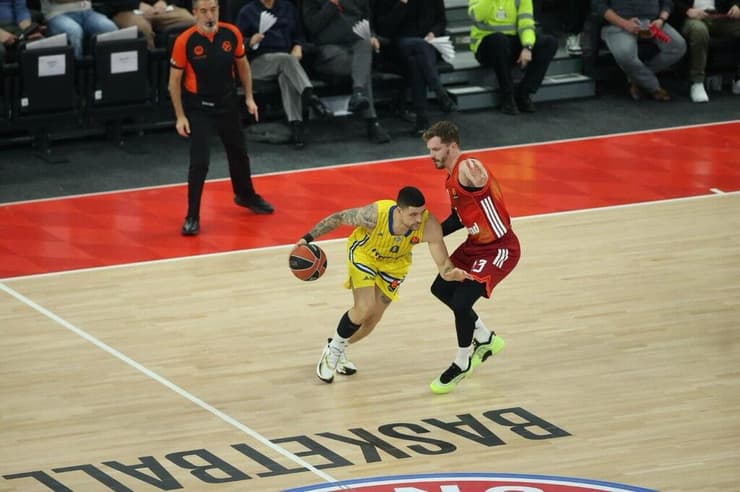 שחקן מכבי ת"א איפה לונדברג מול שחקן באיירן מינכן אנדי אובסט