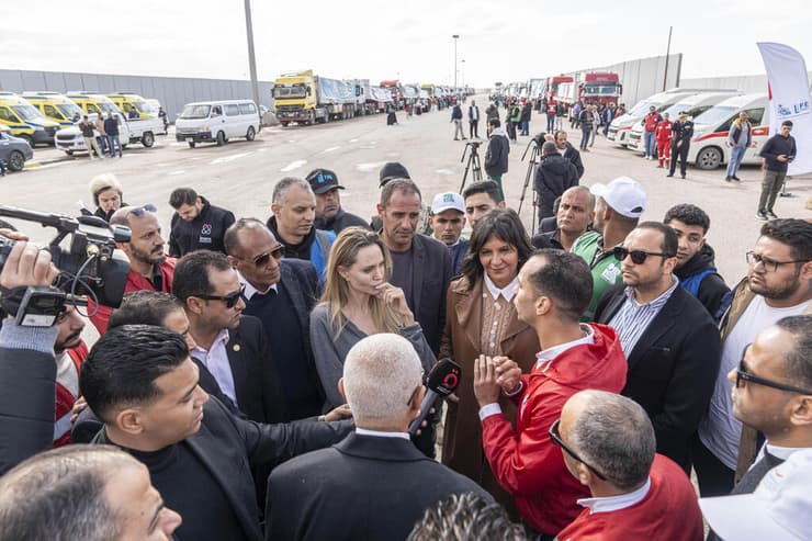 אנג'לינה ג'ולי מבקרת בצד המצרי של מעבר רפיח