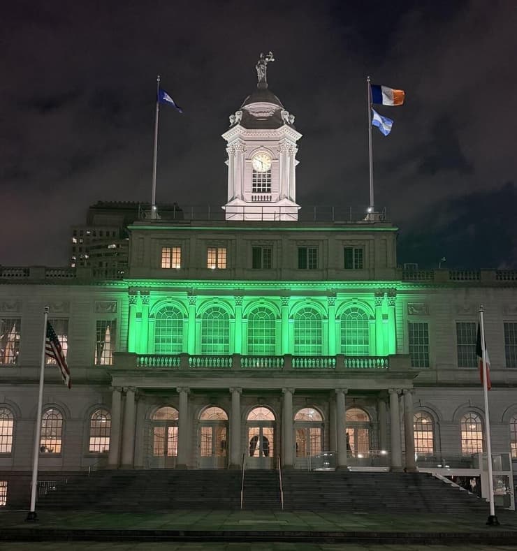 בניין העירייה. "לכבוד המוסלמים שהופכים את העיר למה שהיא" (צילום: מתוך חשבון ה-X של ראש העיר ניו יורק) בניינים ניו יורק ירוק חודש מורשת מוסלמית זוהראן ממדאני עירייה