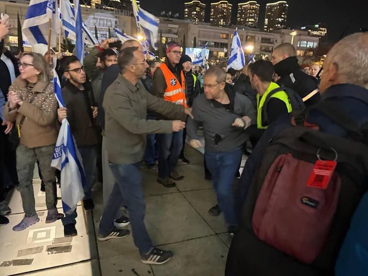 העימותים בהבימה (צילום: מאיר תורג'מן ) קטטה בעצרת המחאה בהבימה